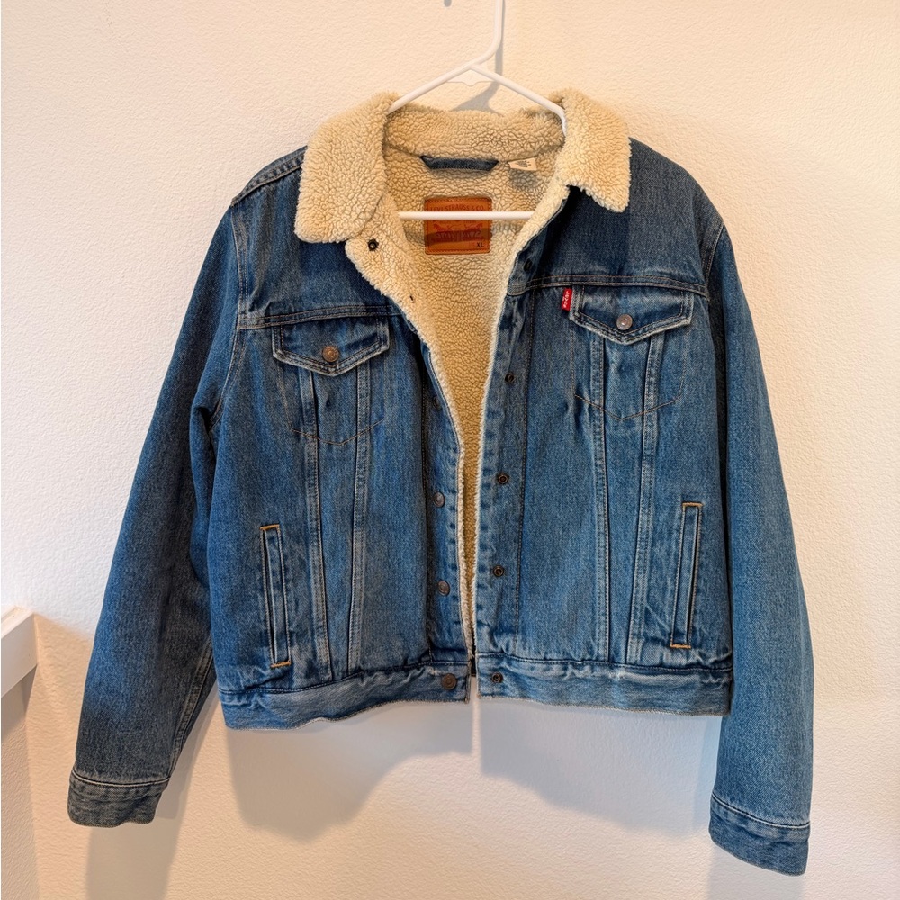 LEVI’S SHERPA TRUCKER JACKET
